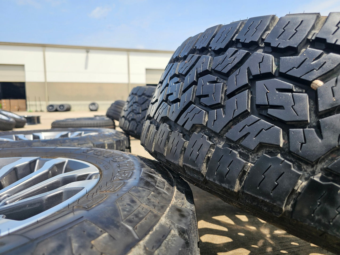 18" GMC Sierra AT4 Chevy Silverado Trail Boss OEM 5909 wheels rims TOYO A/T3