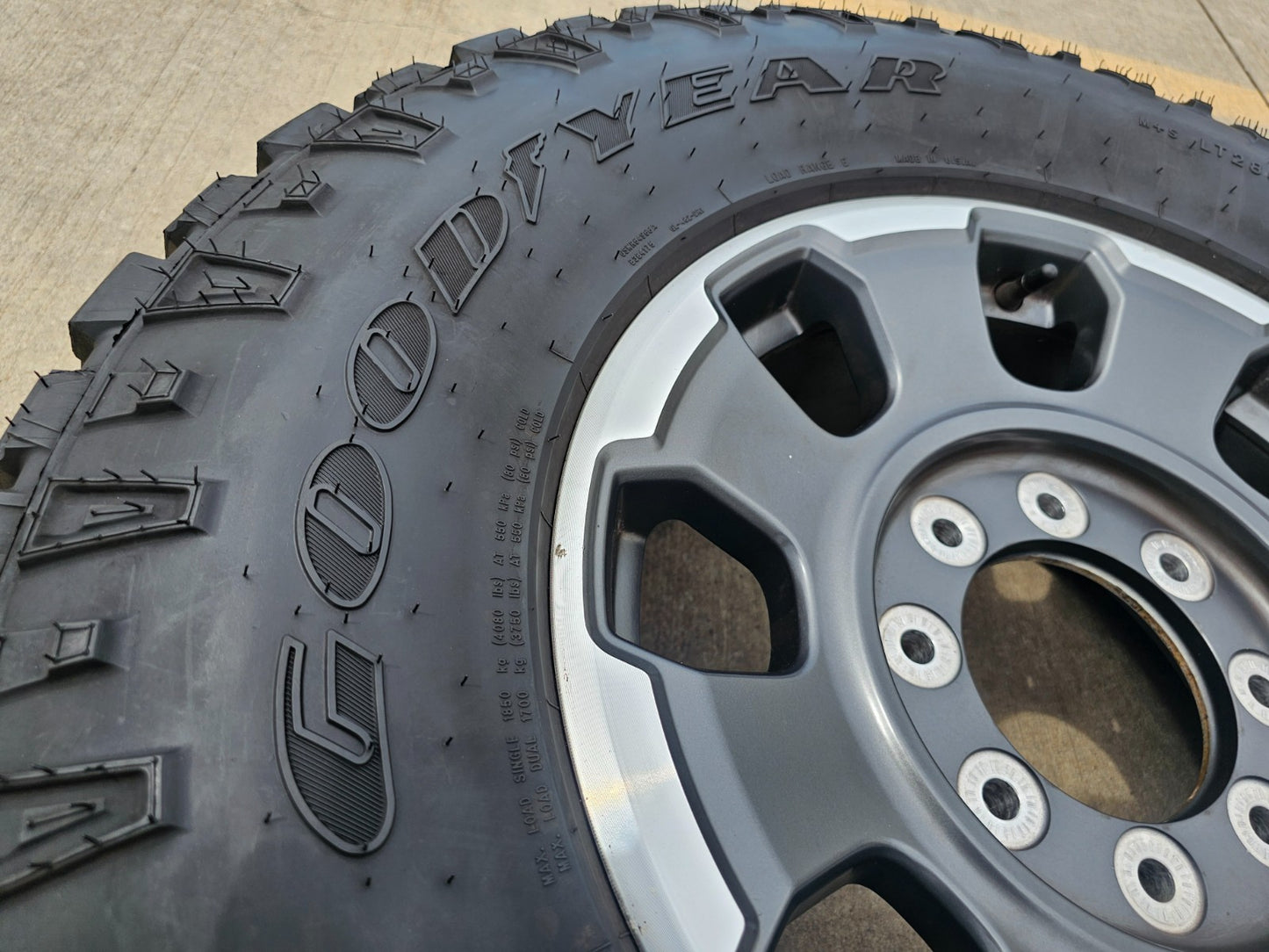 (1) 18" Ford F-250 F-350 OEM TREMOR 10482 rim wheel DURATRAC Spare