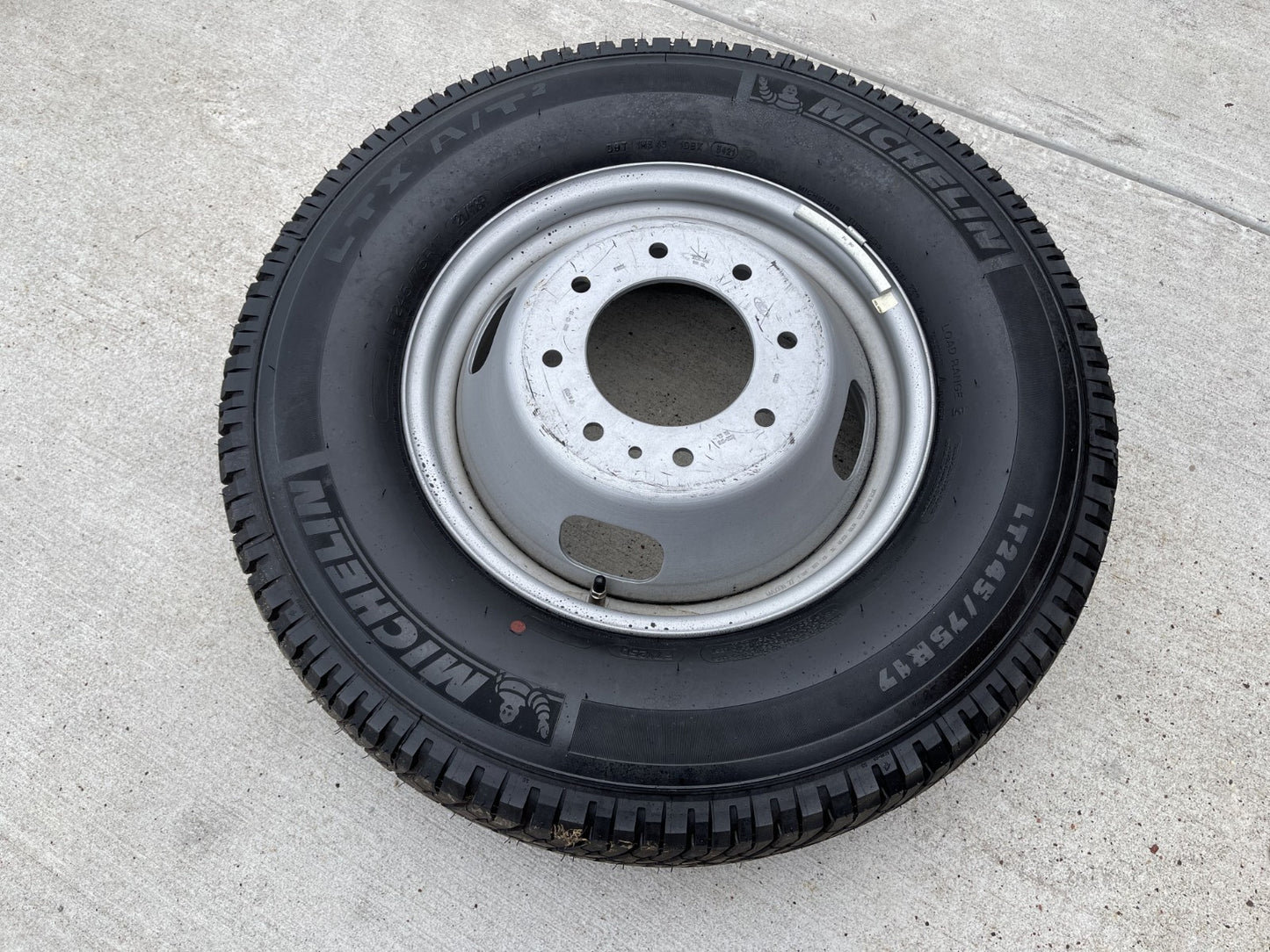 (1) 17" Ford F-350 Dually OEM 3615 99016 rim wheel tire MICHELIN