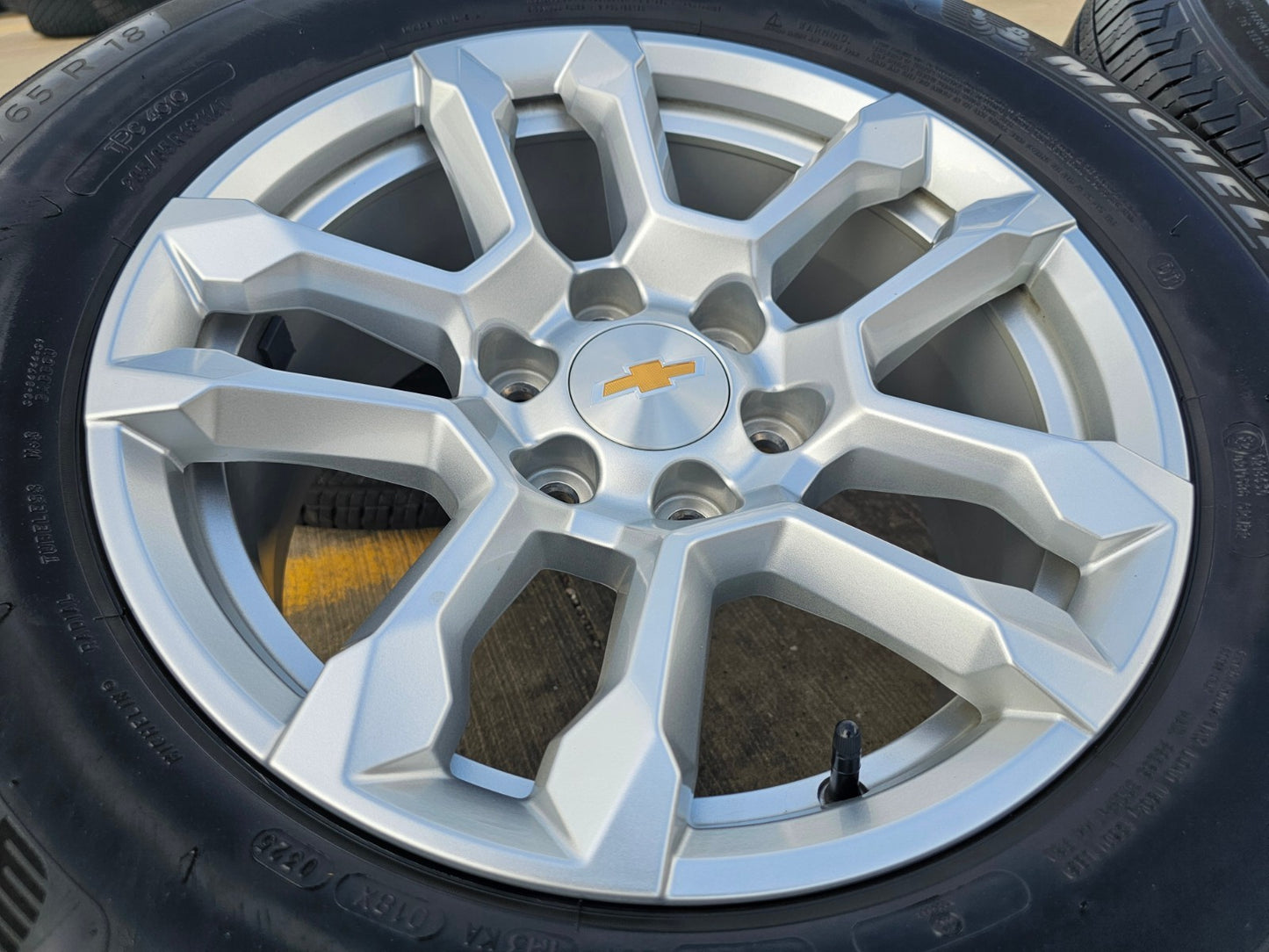 18" Chevy Silverado Suburban Tahoe OEM 14091 wheels rims GMC SET MICHELIN