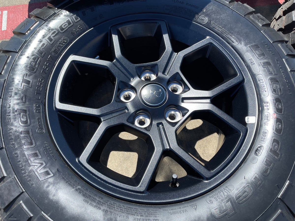 17" Jeep Wrangler Rubicon OEM 95729 wheels rims Gladiator BFG KM2 M/T SET NEW