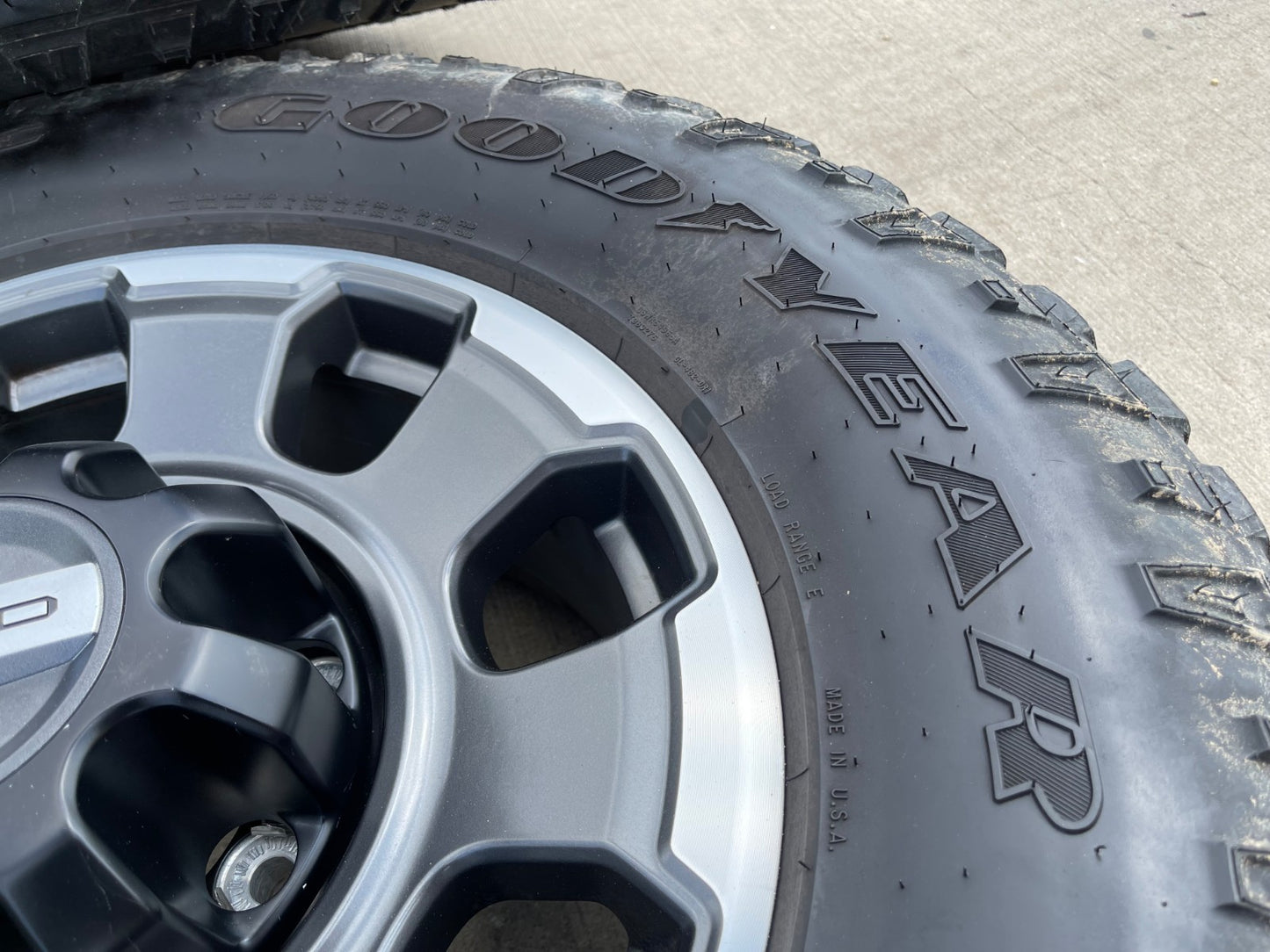 18" Ford F-250 F-350 OEM TREMOR rims wheels 10482 tires DURATRAC R/T 35"