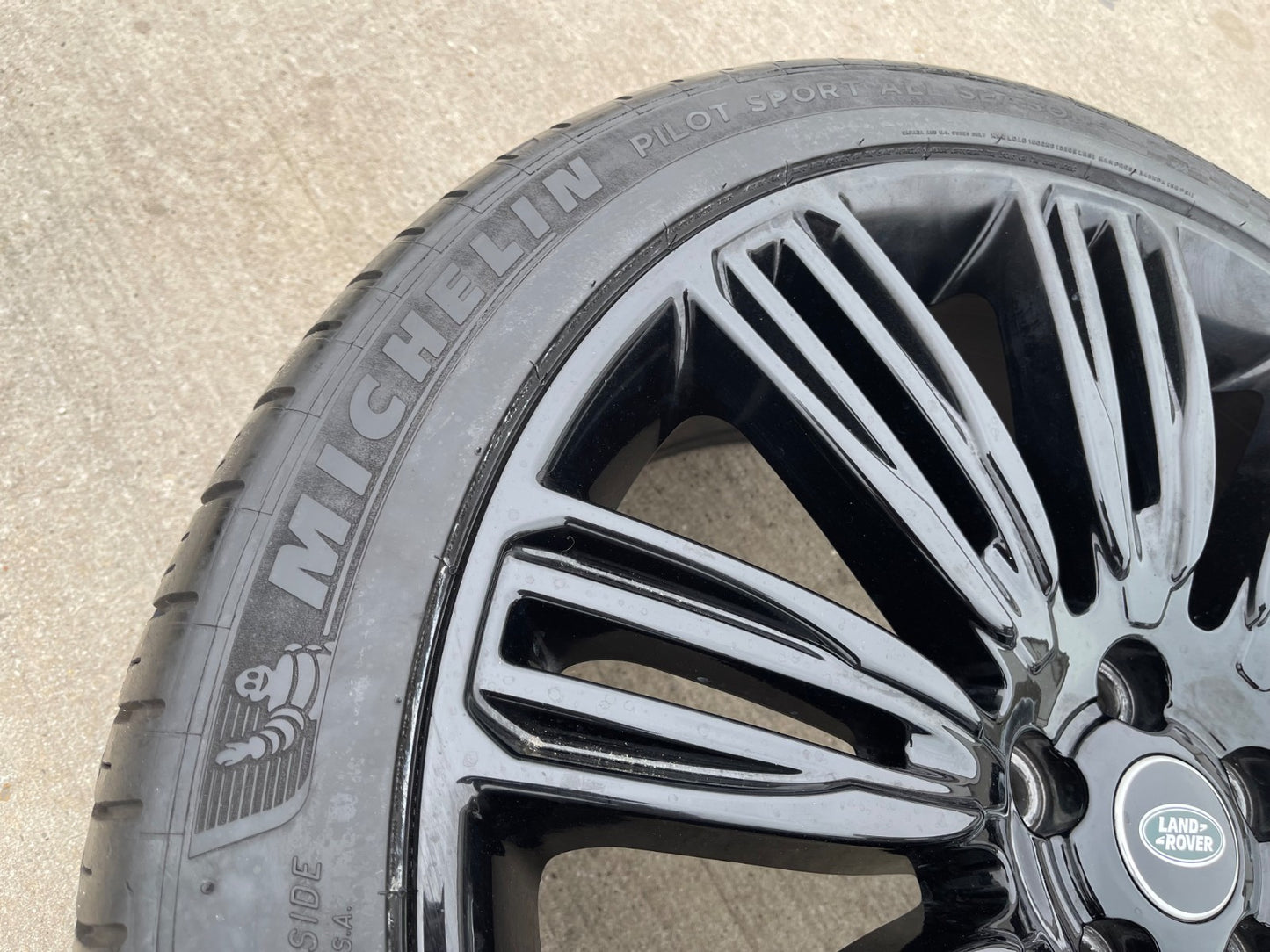 (1) 22" Land Rover Range DEFENDER OEM 72328 72331 wheel rim spare PIRELLI