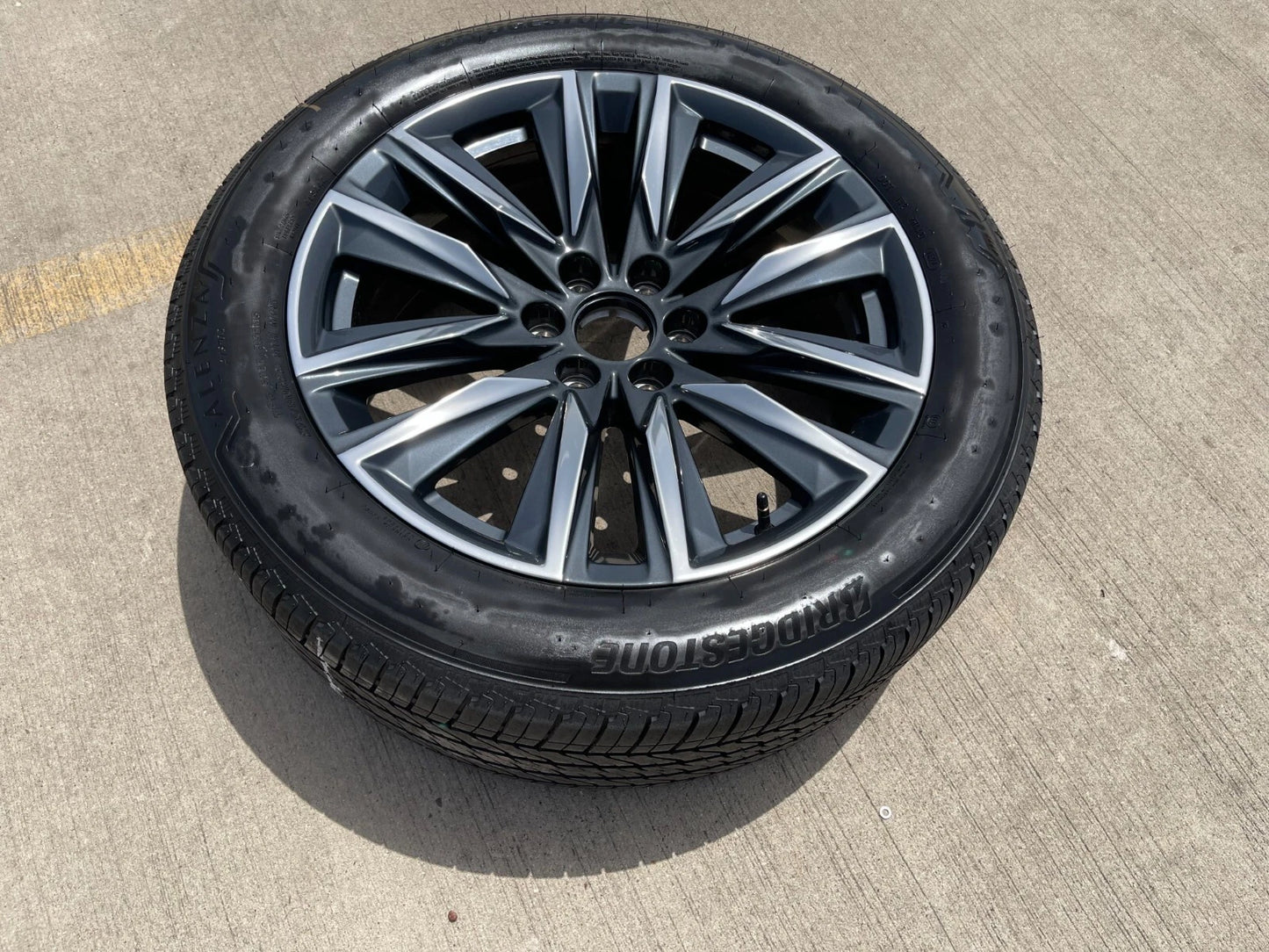 (1) 22" Cadillac Escalade OEM Platinum 4869 95028 wheel rim 2022 2023 2024 2025