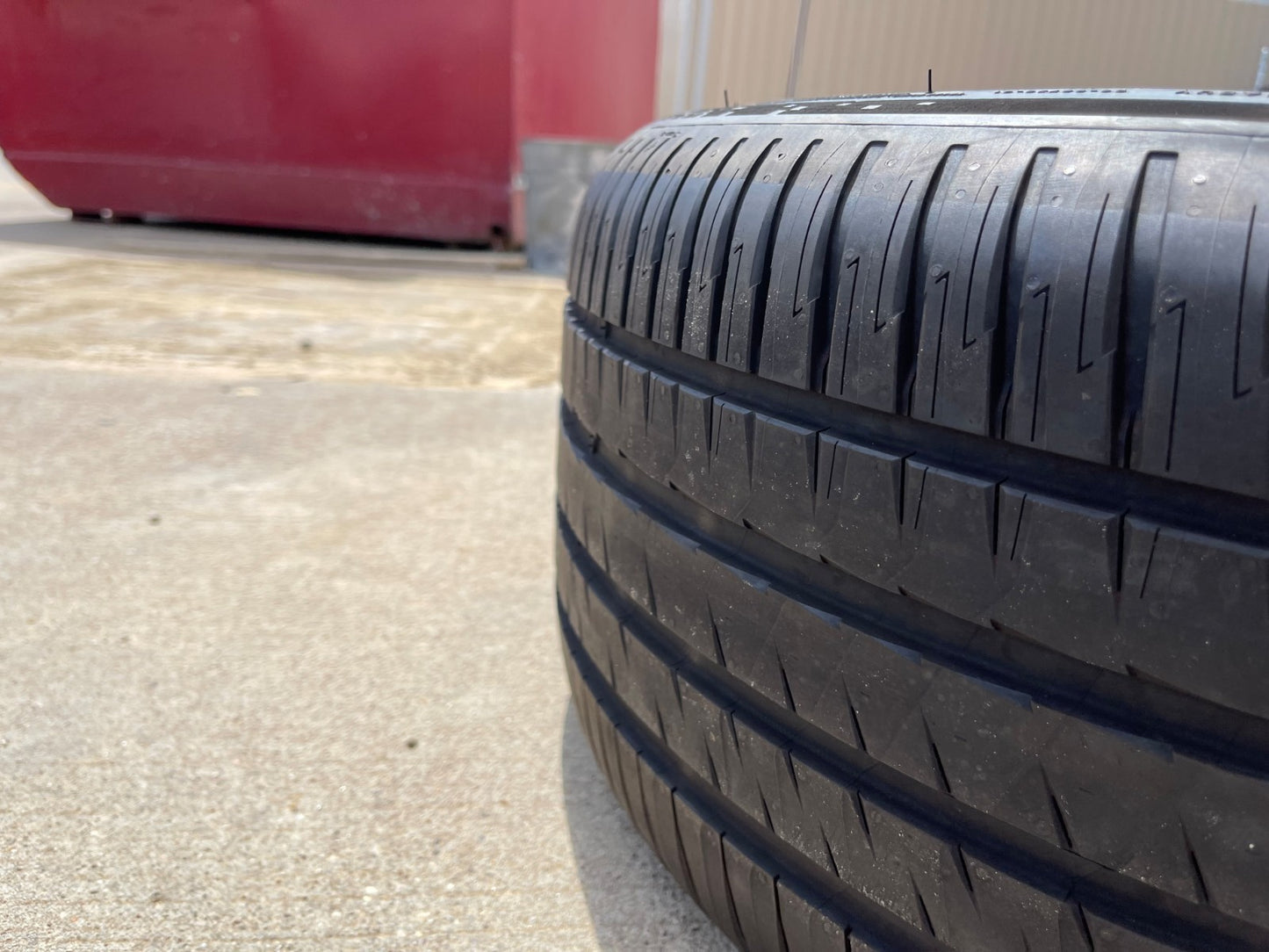 (1) 265/40/20 Michelin Pilot Sport EV 104Y XL 265/40R20 tire