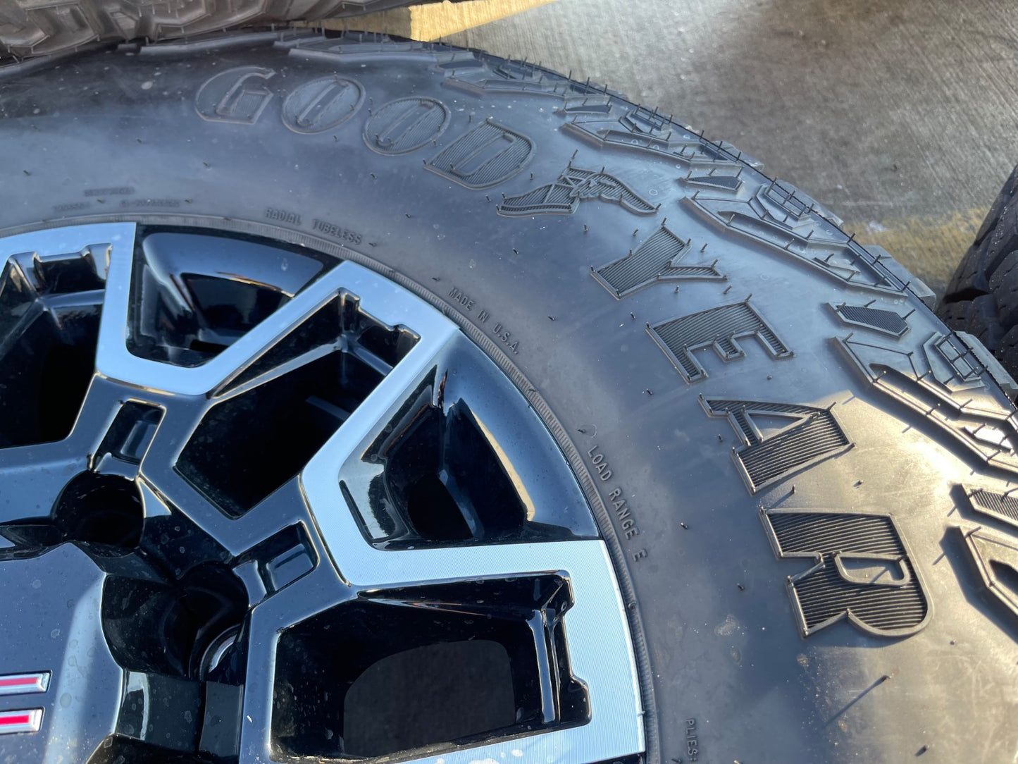 18" GMC Sierra AT4X Chevy Trail Boss 2500 OEM 14136 wheels rims GOODYEAR 35"