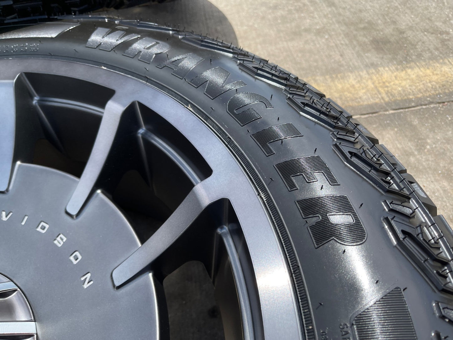 22" 22x10 Chevy Silverado Tahoe Suburban HARLEY DAVIDSON OEM wheels rims NEW 35"