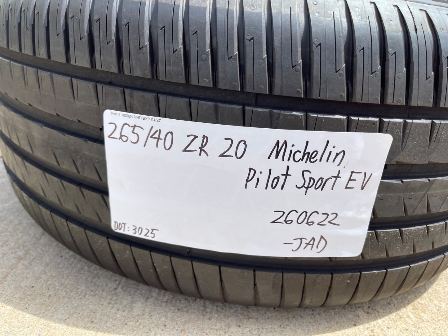 (1) 265/40/20 Michelin Pilot Sport EV 104Y XL 265/40R20 tire