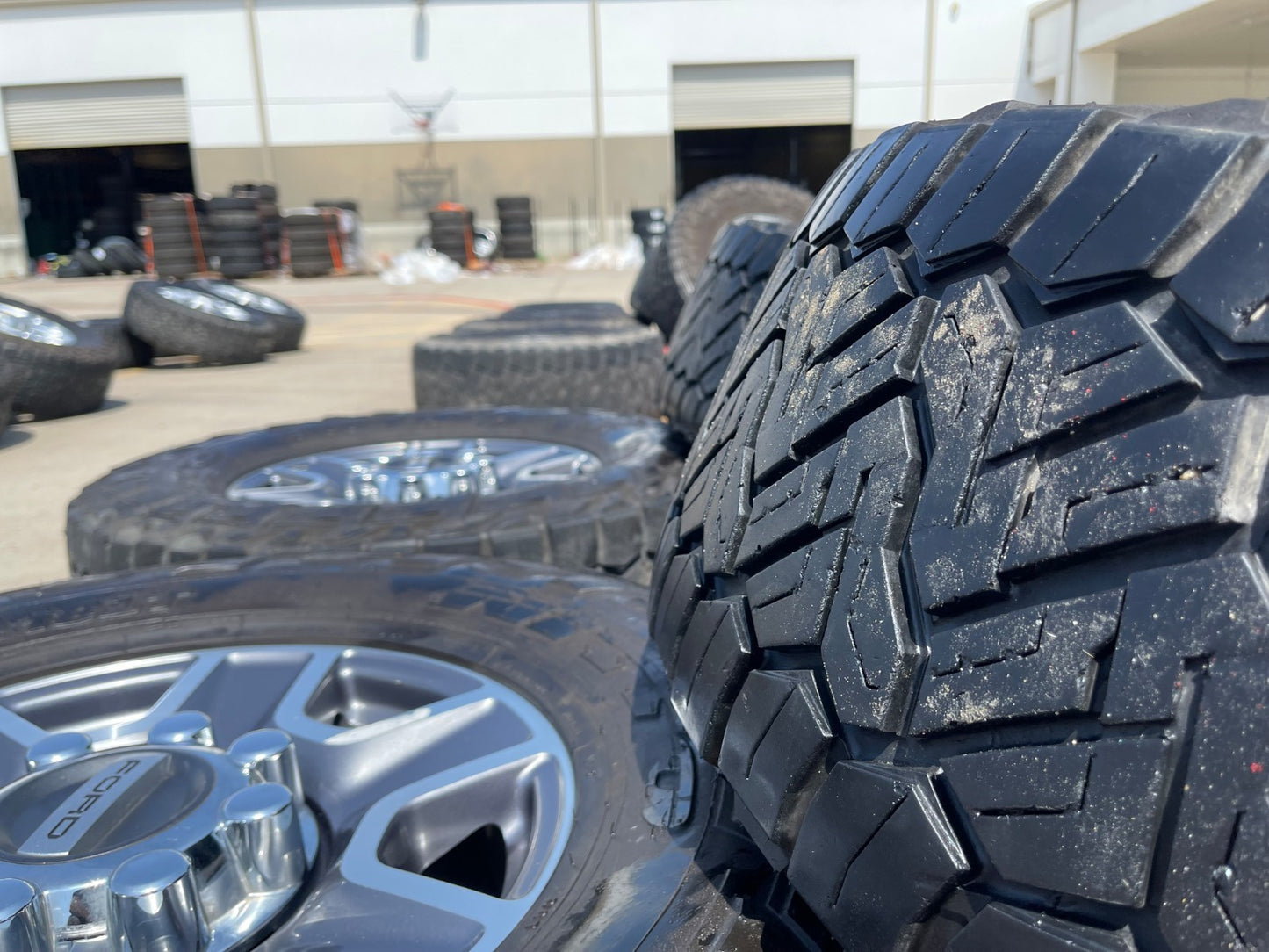 18" Ford F-250 F-350 Lariat FX-4 OEM wheels 10480 10298 SET tires NITRO 35"