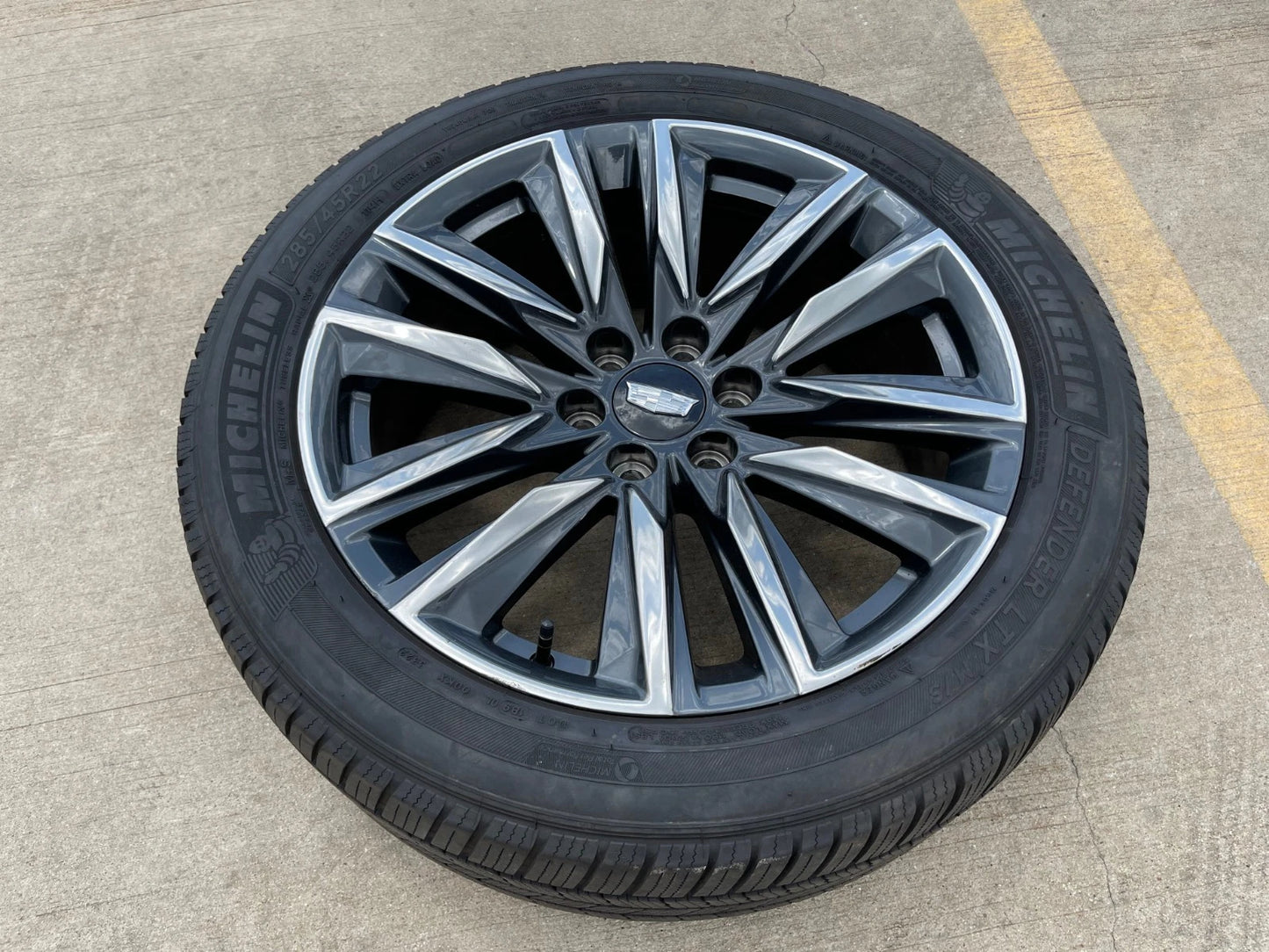 (1) 22" Cadillac Escalade OEM Platinum wheel rim 4869 95028 tire MICHELIN