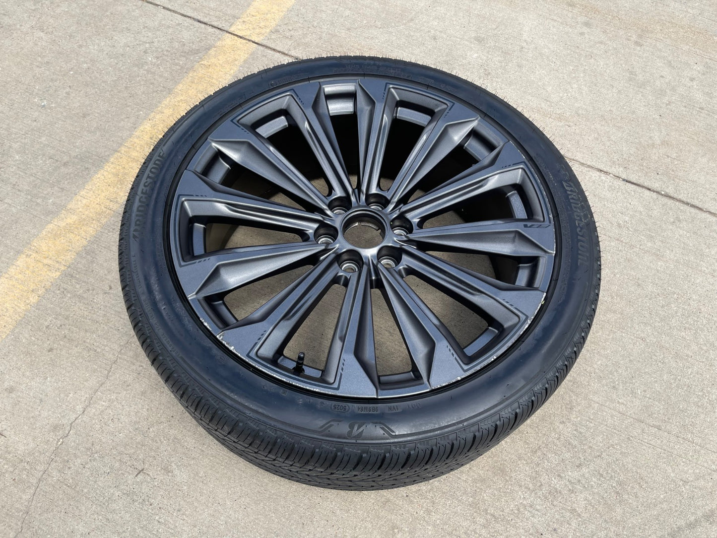 (1) 24" Cadillac Escalade V OEM 84949597 wheel rim tire 2025 2026 2027