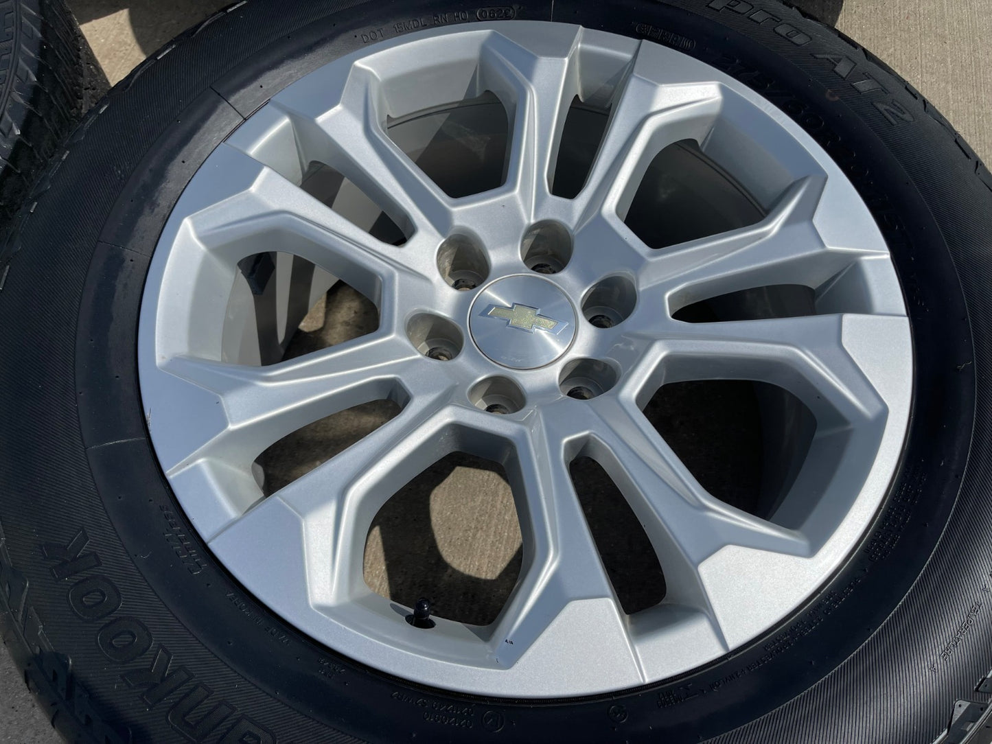 20" Chevy Tahoe Silverado OEM 14090 95417 wheels rims SET HANKOOK A/T2