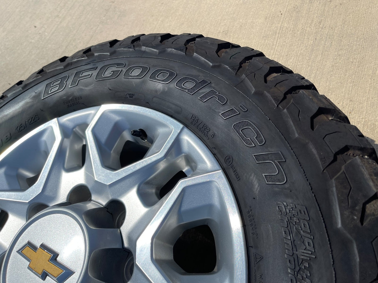 18" Chevy Silverado 2500 3500 OEM 5959 wheels rims tires SET BFG KO3 A/T