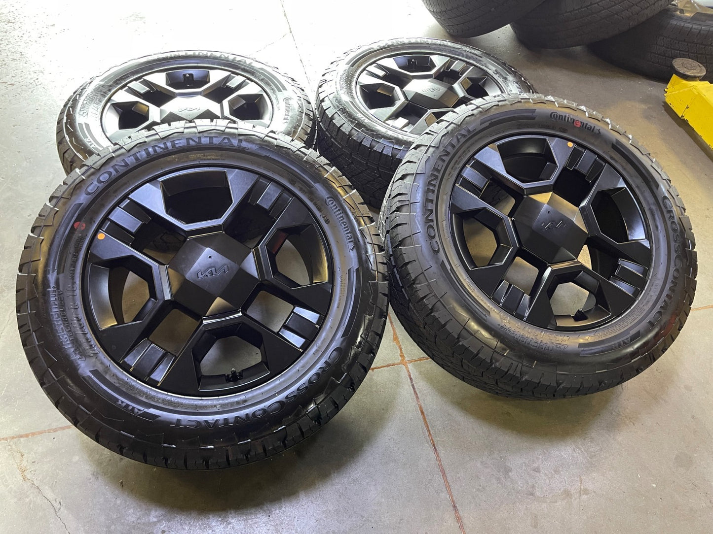 NEW 18" Kia Telluride X-PRO OEM wheels rims Sorento Sedona CONTINENTAL 2026 2027