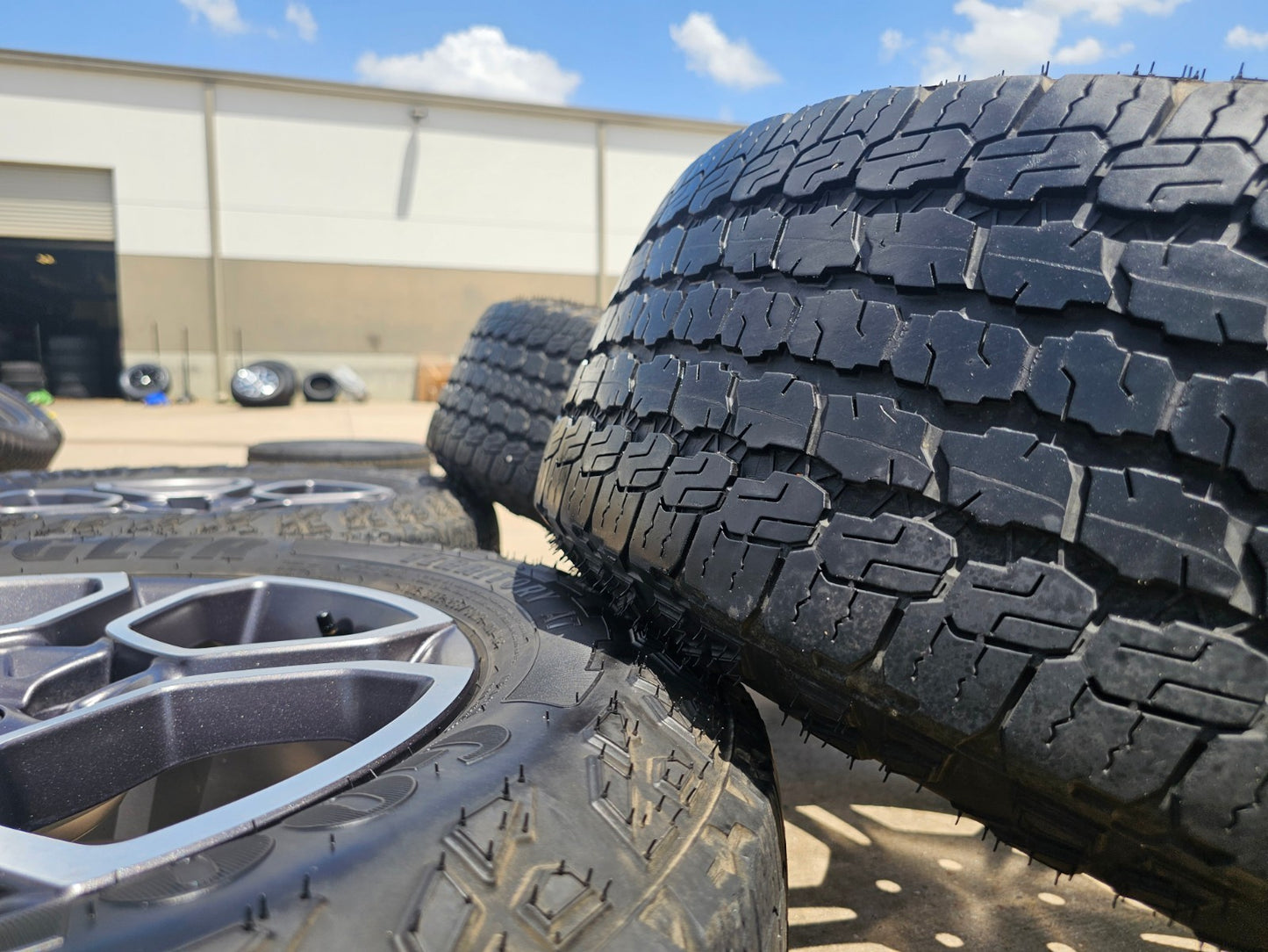 18" Jeep Grand Cherokee TRAILHAWK L OEM wheels rims 9309 Durango tires