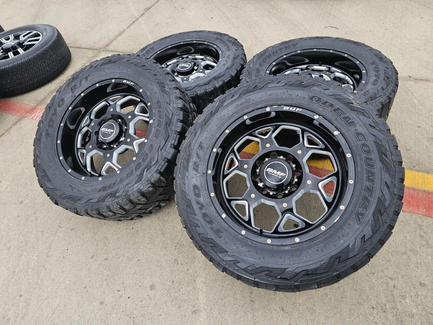 20x12 Moto Metal MO985 Chevy Dodge Ram 2500 3500 wheels rims 8x165 8x6.5 37"