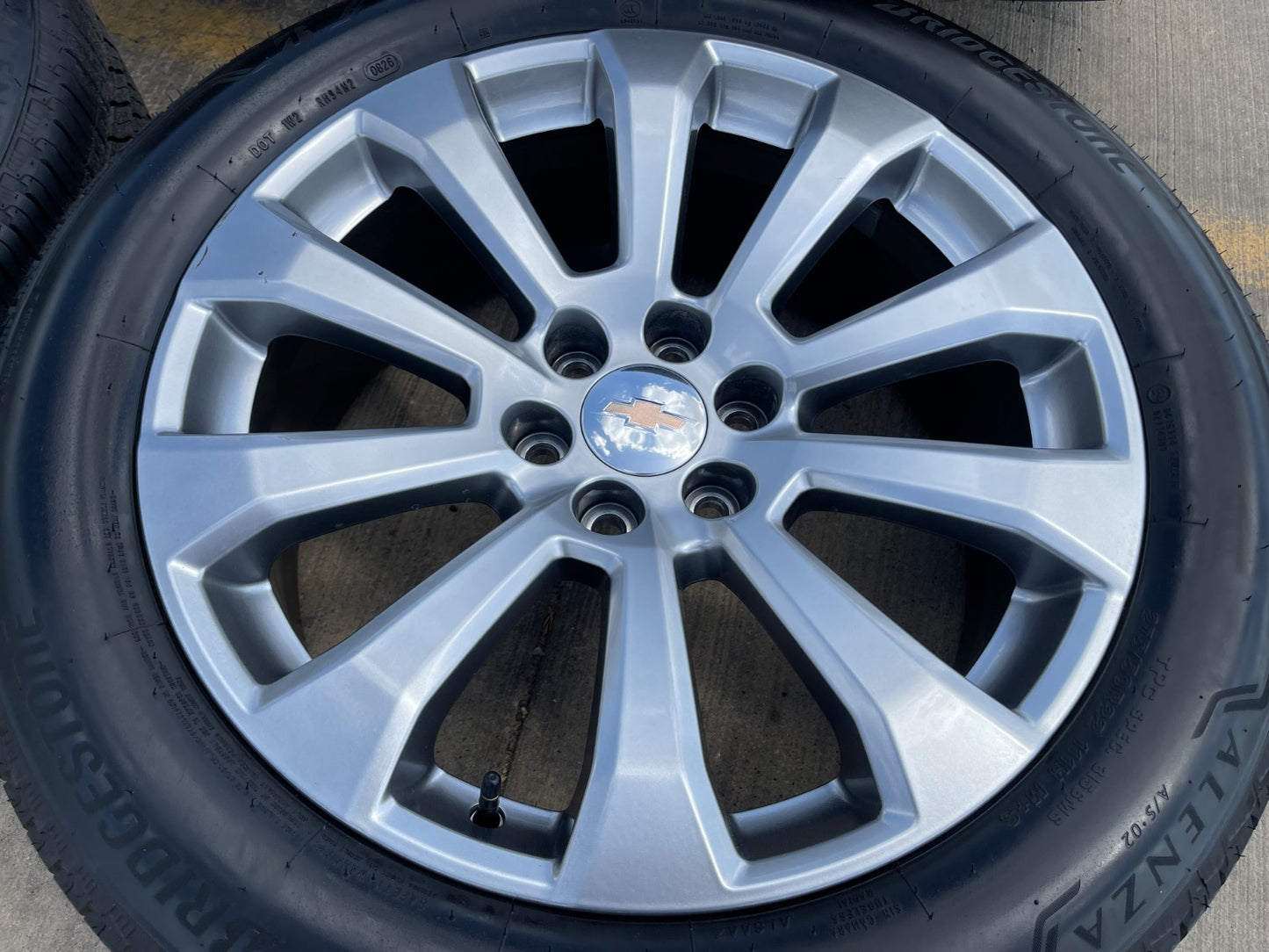 22" Chevy Silverado High Country OEM 5922 wheels rims Tahoe BRIDGESTONE SET
