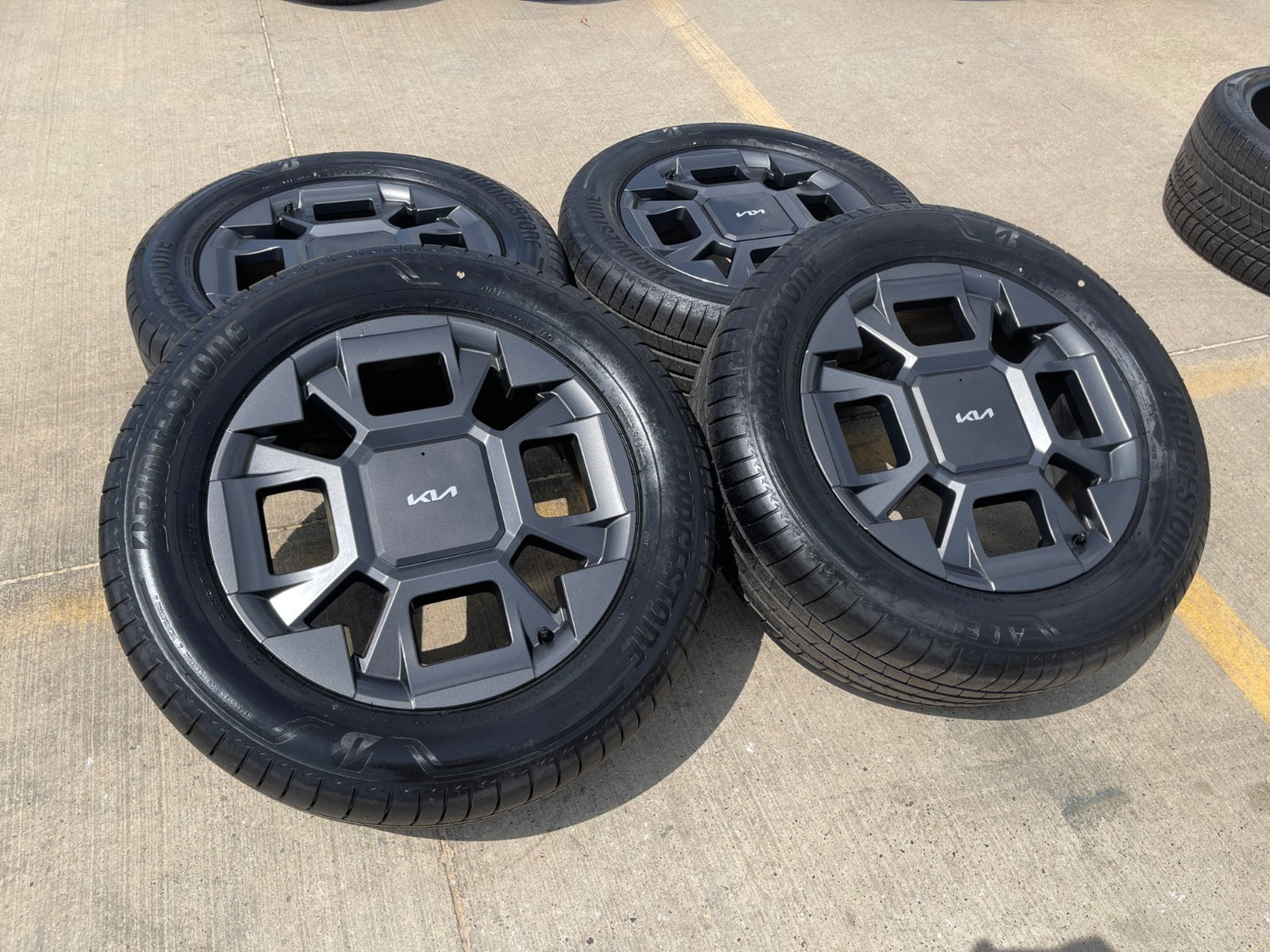 19" Kia Telluride Sorento OEM wheels rims 95983 tires Carnival BRIDGESTONE SET