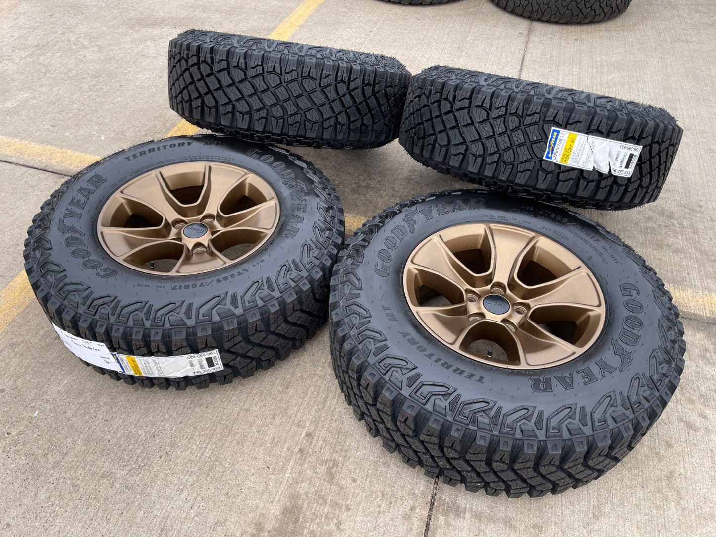 17" Jeep Wrangler Rubicon OEM 96226 wheels rims Gladiator GOODYEAR  A/T 33" NEW