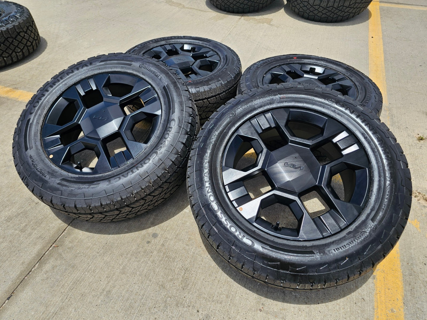 NEW 18" Kia Telluride X-PRO OEM wheels rims Sorento Sedona CONTINENTAL 2026 2027