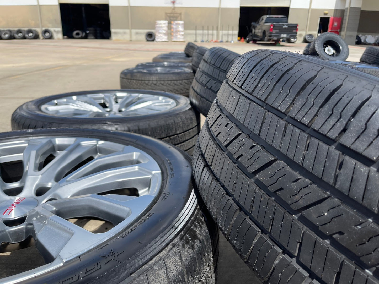 22" GMC Yukon Sierra DENALI OEM wheels rims 14025 97000 tires