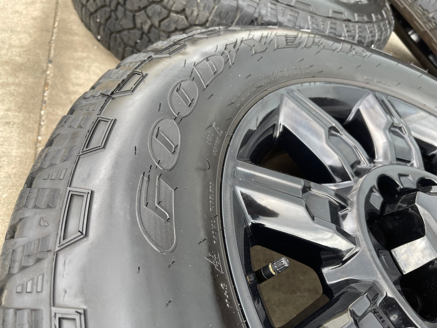 20" GMC Sierra DENALI 2500 3500 OEM 14137 5963 wheels rims Silverado tires A/T