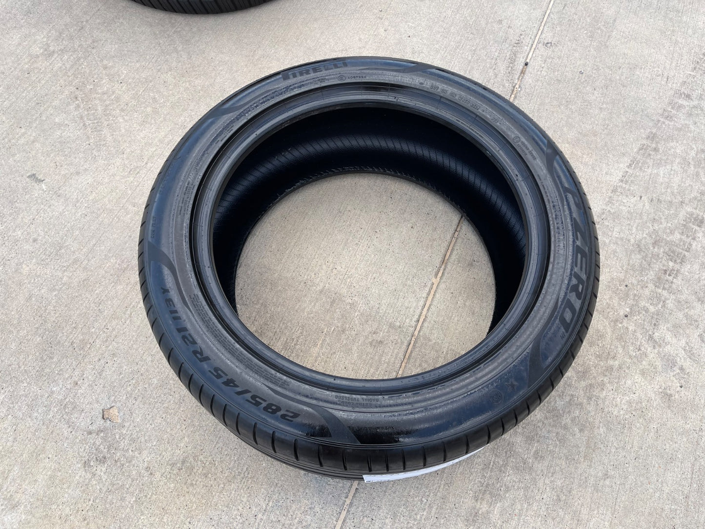 (1) 285/45/21 Pirelli P Zero tire 113Y M+S 285/45R21 Run Flat RFT