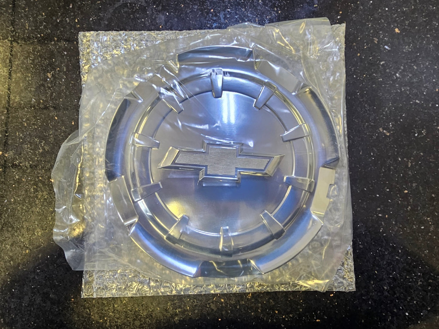 (1) 8" Chevy Silverado 1500 Tahoe Suburban OEM Replica center cap C5651