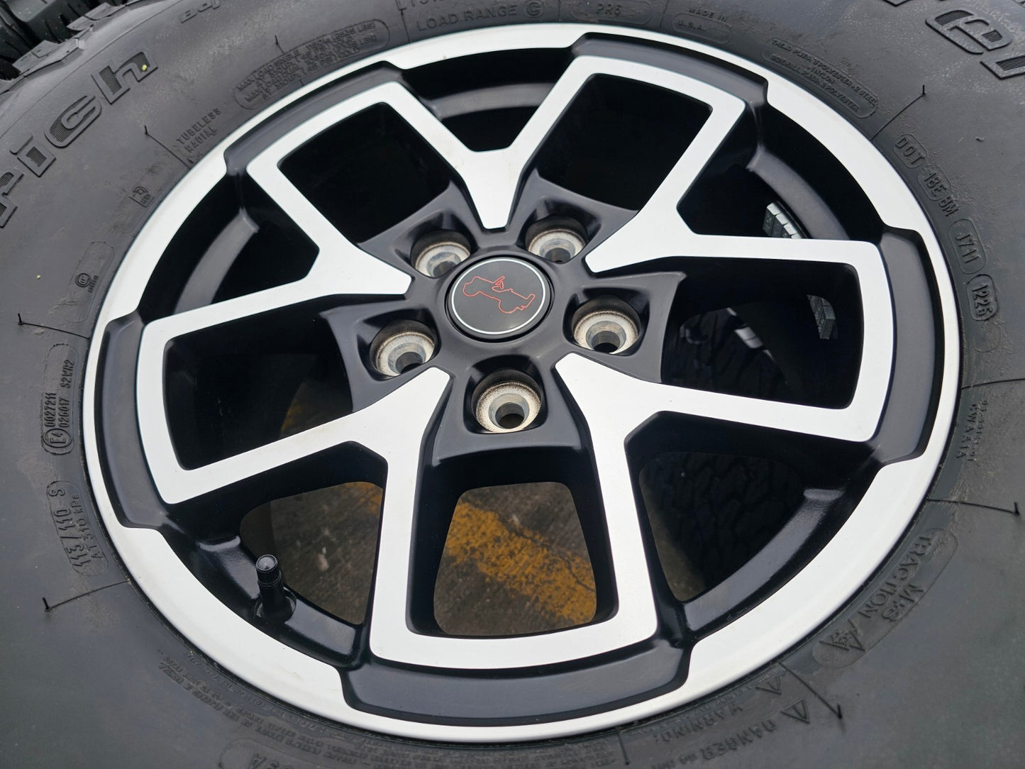 17" Jeep Wrangler Rubicon OEM 95730 9327 wheels rims Gladiator BFG KO2 A/T 35"