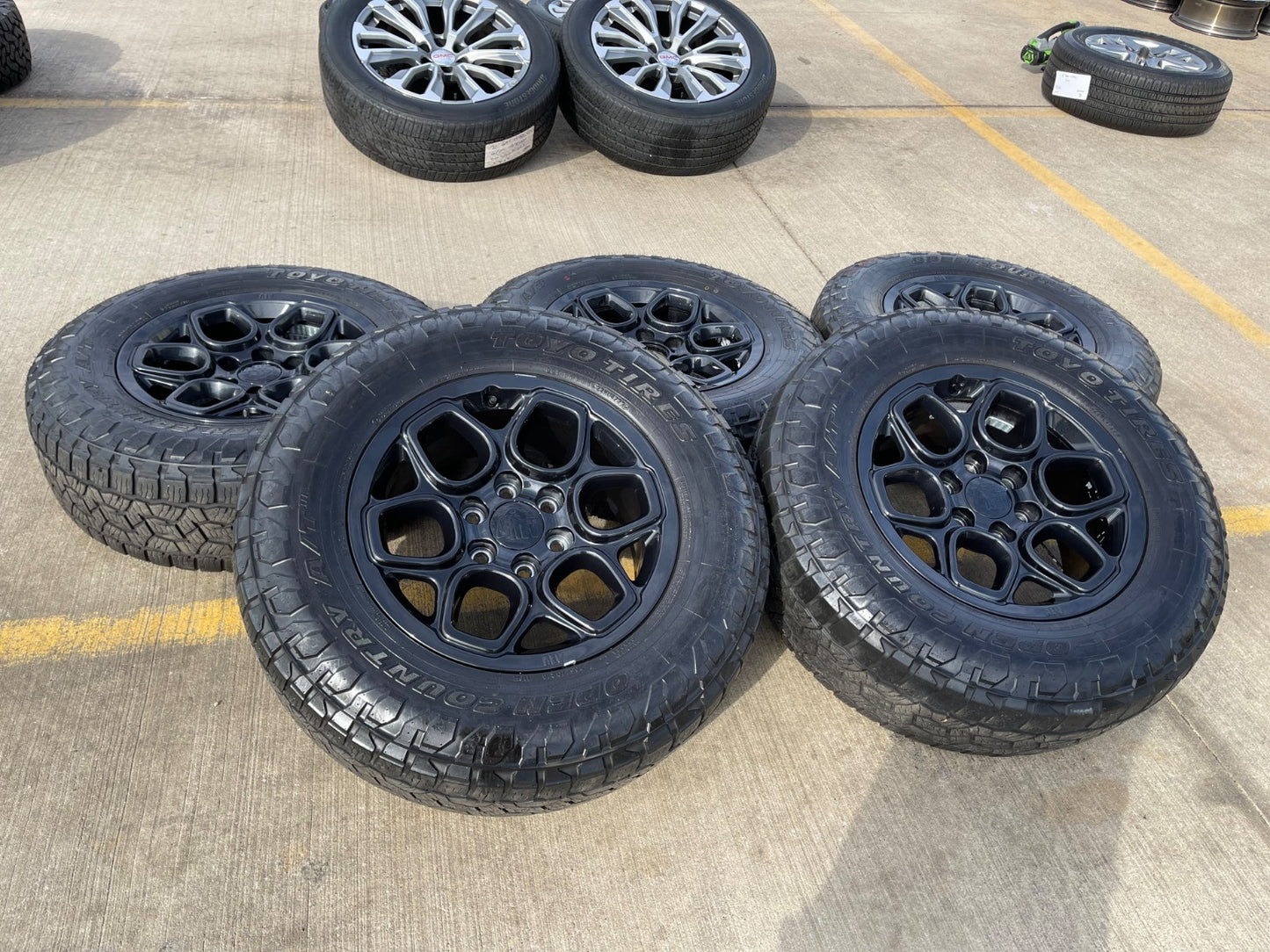 (5) 18" AEV SALTA GMC Sierra AT4X Chevy Silverado OEM rims wheels TOYO A/T3