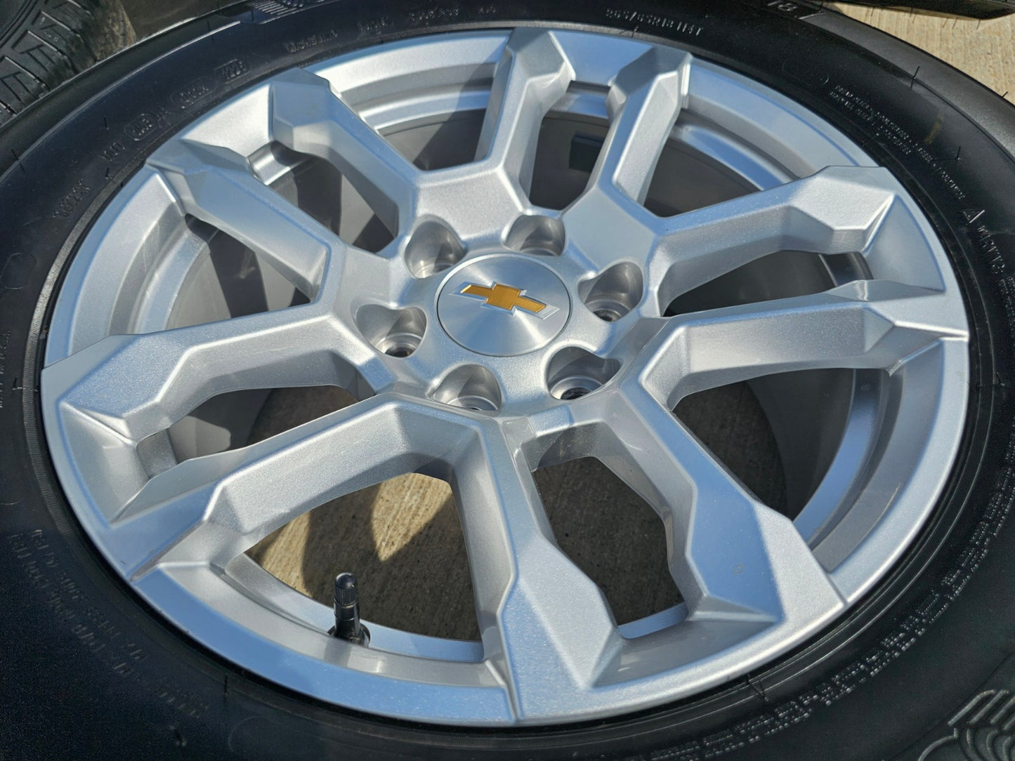 18" Chevy Silverado Suburban Tahoe OEM 14091 wheels rims GMC SET MICHELIN NEW