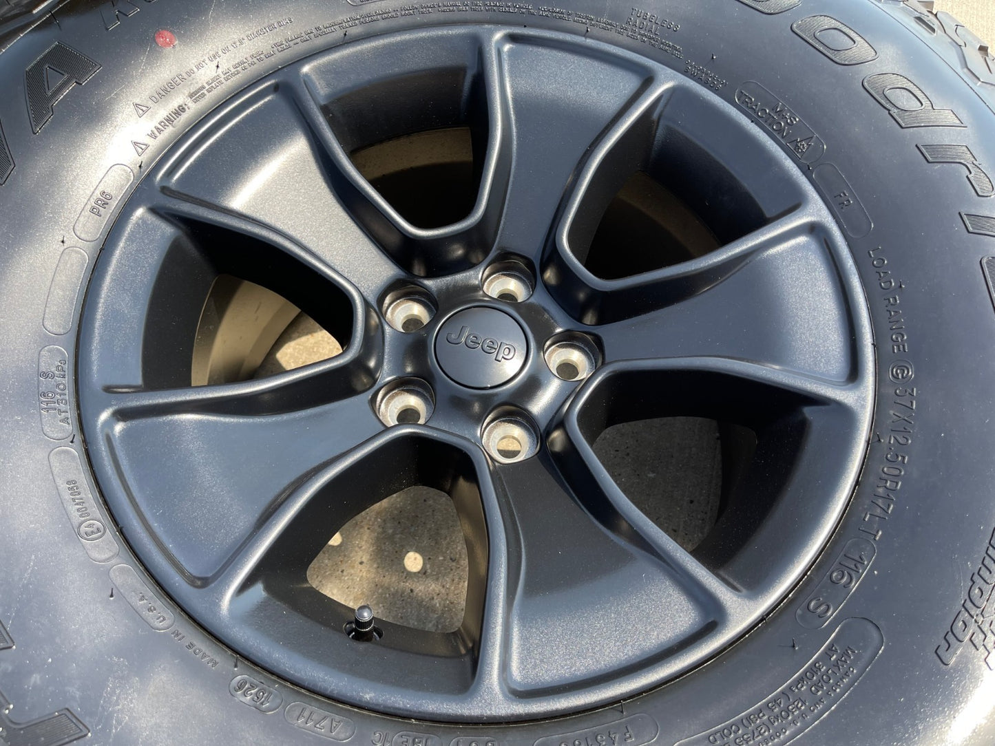 (4) 17" Jeep Wrangler Rubicon OEM 96226 wheels rims Gladiator BFG KO2 37" NEW