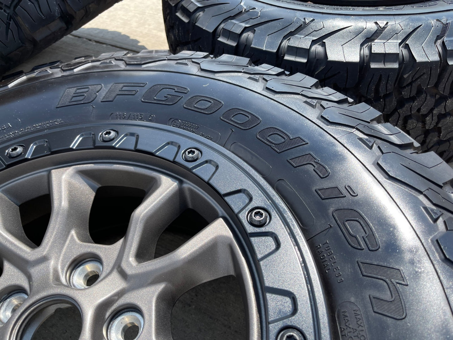 17" Jeep Wrangler 392 Gladiator Rubicon OEM BEADLOCK wheels rims SET 9304 95240