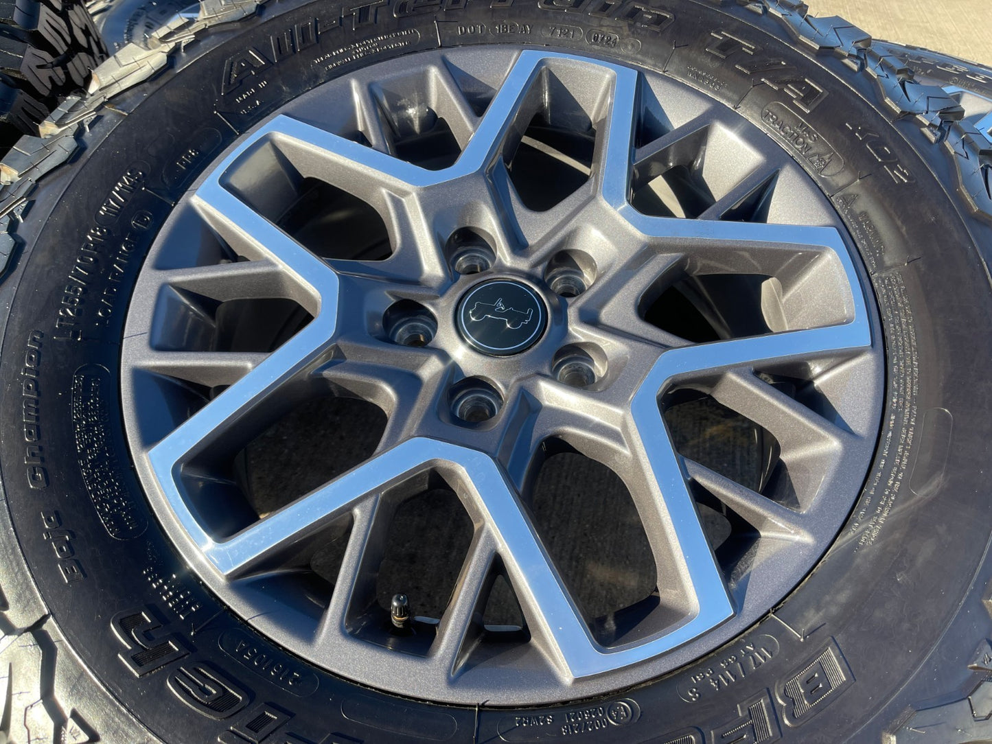 18" Jeep Wrangler Grand Cherokee Gladiator OEM 9331 wheels rims BFG KO2 A/T NEW