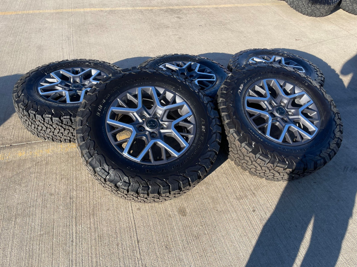 18" Jeep Wrangler Grand Cherokee Gladiator OEM 9331 wheels rims BFG KO2 A/T NEW