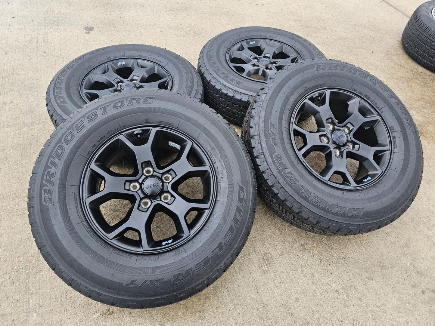 17" Jeep Wrangler Rubicon OEM 9218 wheels rims Gladiator tires SET DUELER A/T