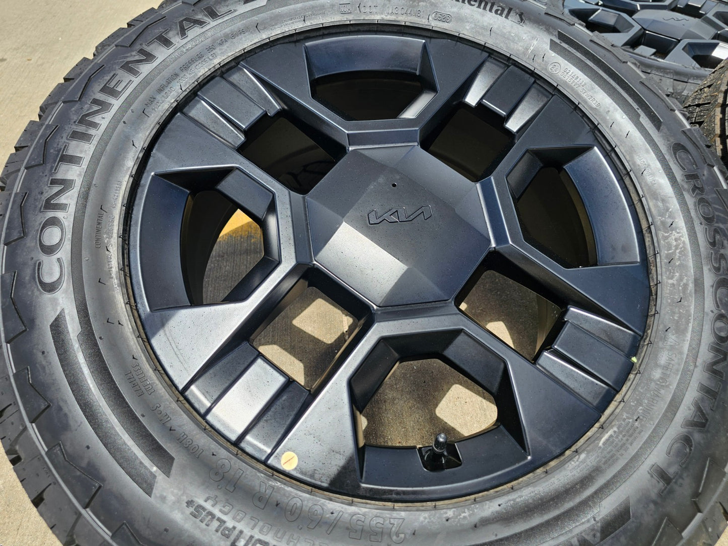 NEW 18" Kia Telluride X-PRO OEM wheels rims Sorento Sedona CONTINENTAL 2026 2027