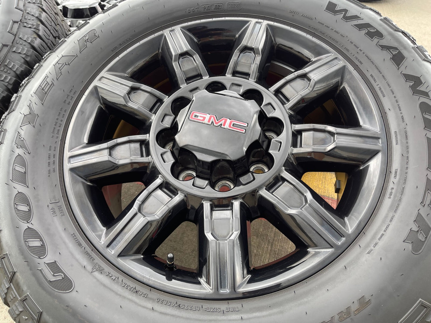 20" GMC Sierra DENALI 2500 3500 OEM 14137 5963 wheels rims Silverado tires A/T