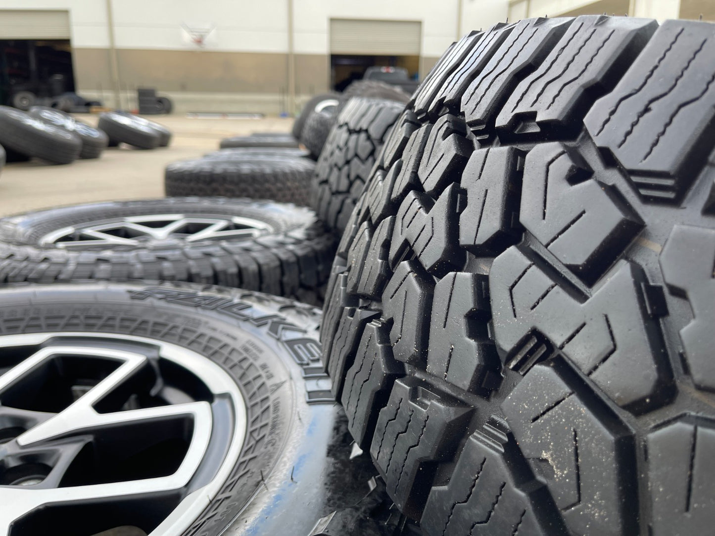 17" Jeep Wrangler Rubicon OEM 95730 9327 wheels rims Gladiator FALKEN A/T 33"