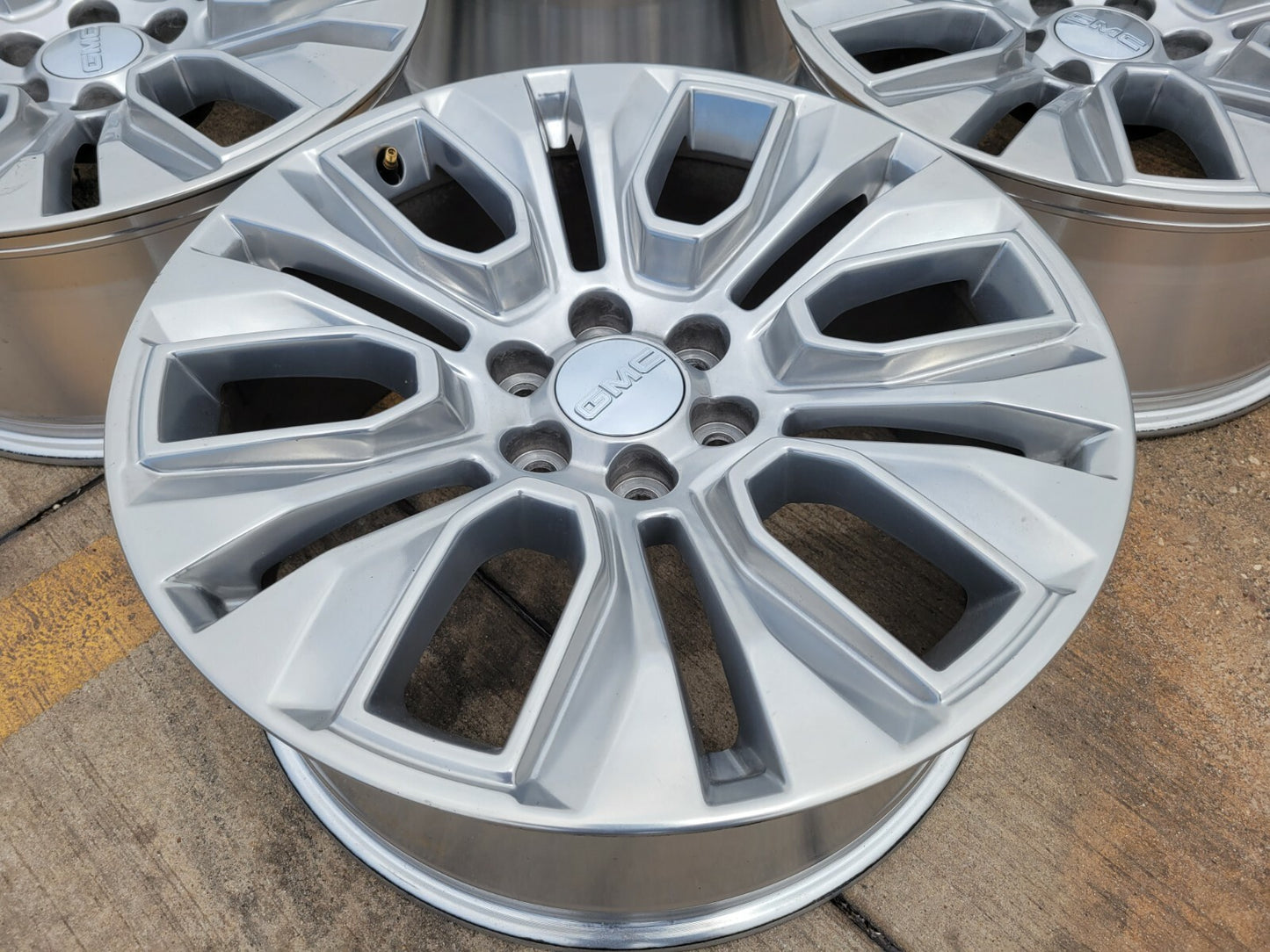 (1) 22" GMC Yukon Sierra DENALI Chevy 5943 OEM wheel rim 2022 2023 2024 2025 NEW