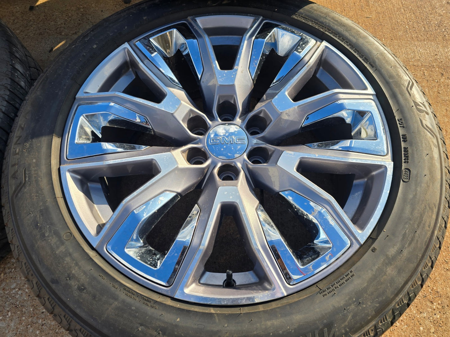 (1) 22" GMC Yukon Chevy Tahoe Escalade OEM chrome 95513 wheel rim BRIDGESTONE