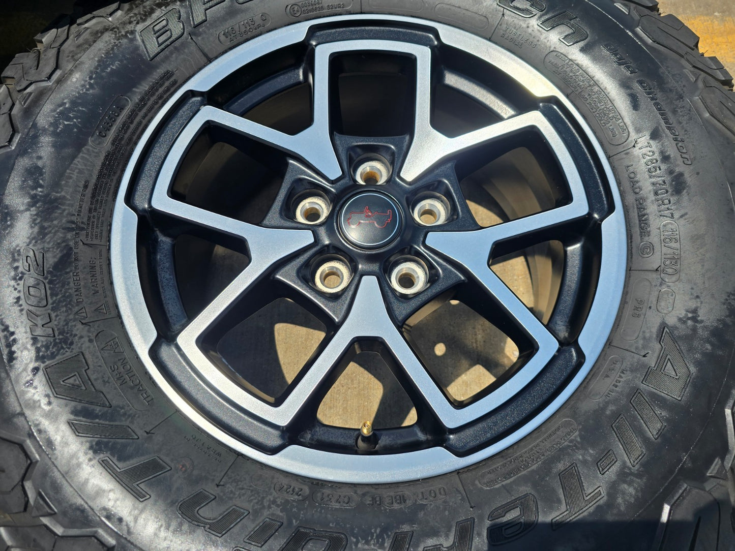 17" Jeep Wrangler Rubicon OEM 95730 9327 wheels rims Gladiator BFG KO2 A/T 33"