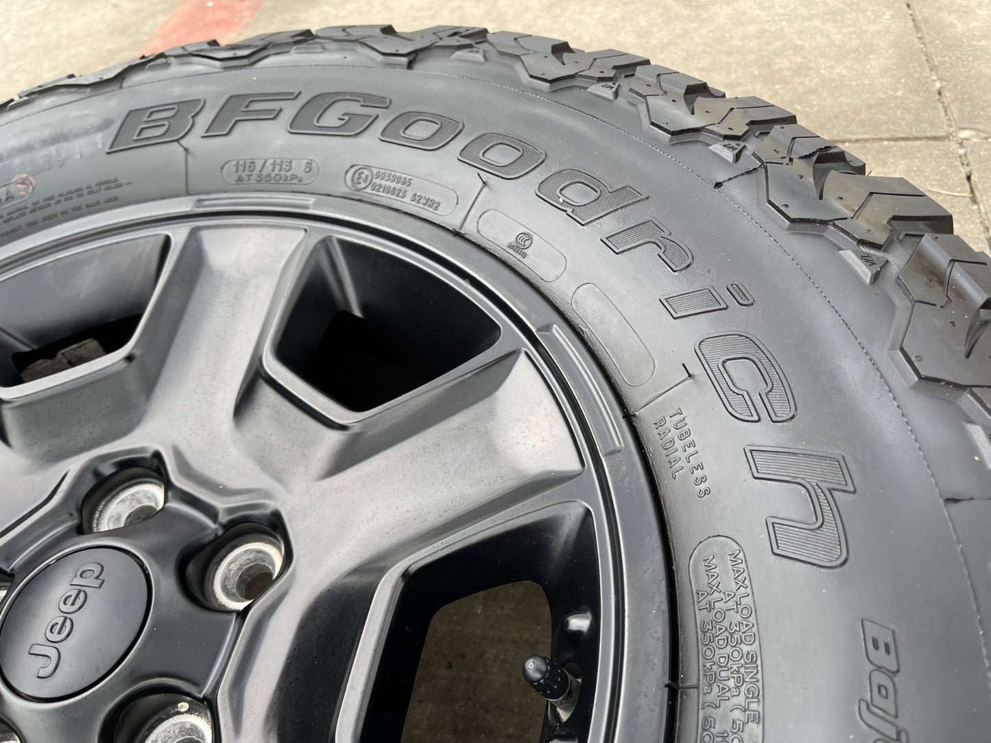 17" Jeep Wrangler Rubicon OEM 9260 wheels rims Gladiator tires BFG KO2 A/T 33"