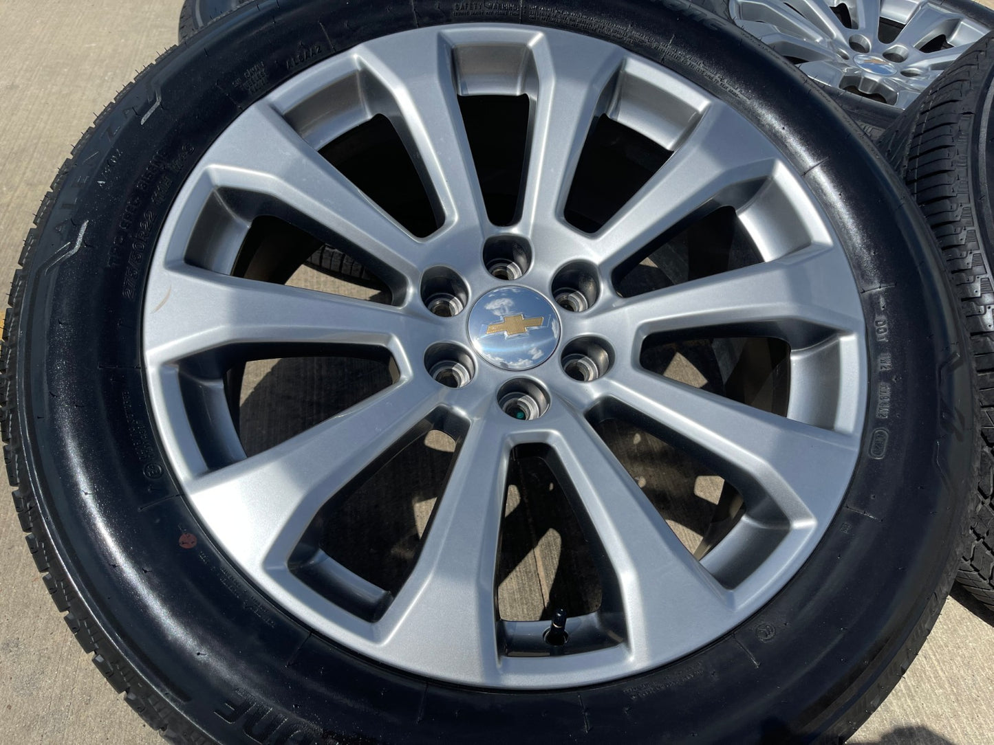 22" Chevy Silverado High Country OEM 5922 wheels rims Tahoe BRIDGESTONE SET