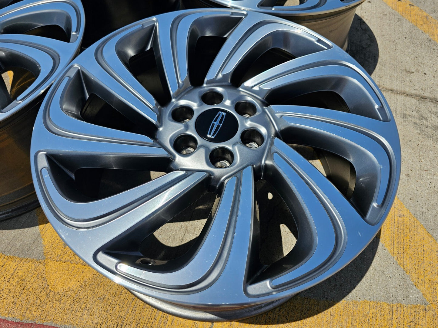 (1) 22" Lincoln Navigator OEM 10497 rim wheel Reserve 2022 2023 2024 2025 2026