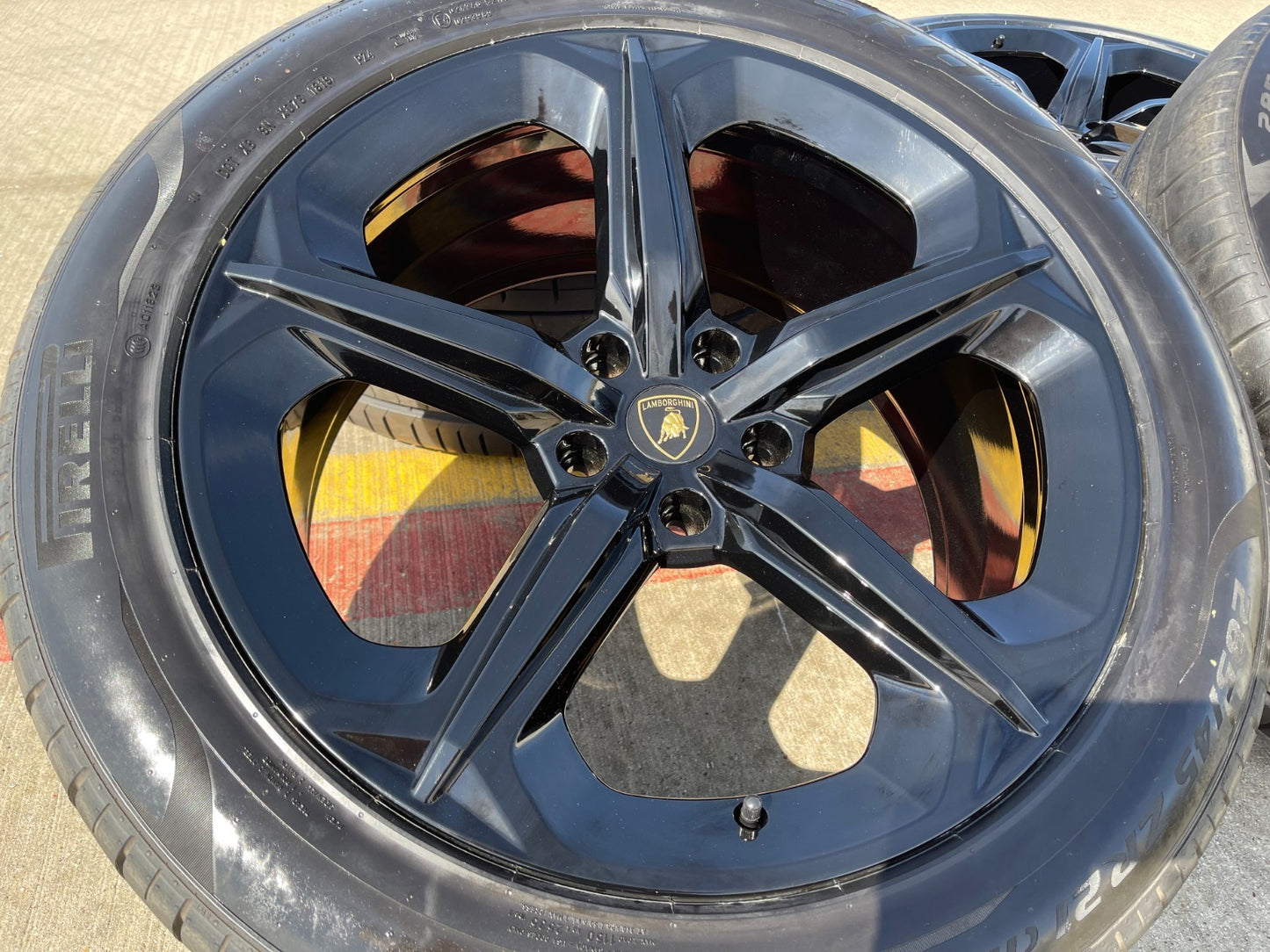 21" Lamborghini Urus OEM wheels rims Taigete 2018 2019 2023 2024 2025 PIRELLI