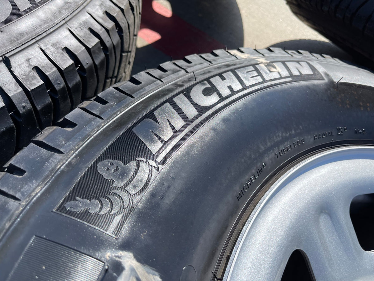 18" GMC Sierra Chevy Silverado 2500 3500 OEM 8096 wheels rims MICHELIN SET NEW