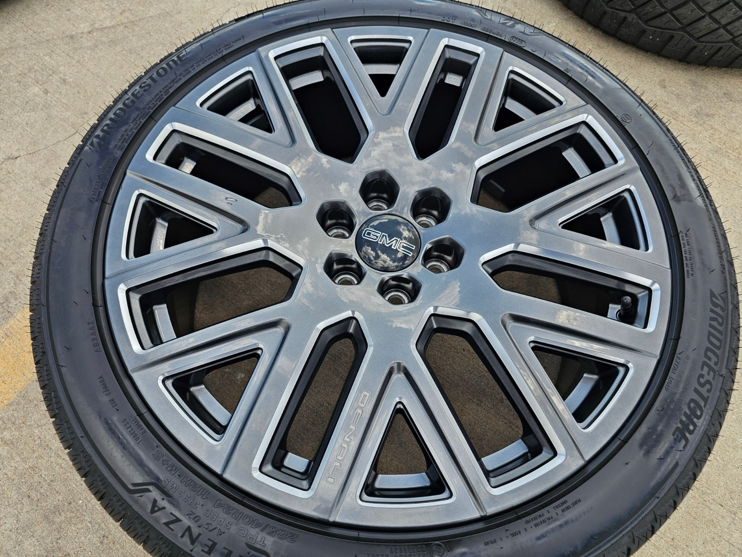 (1) 24" GMC Yukon Sierra DENALI OEM wheel rim tire 2022 2023 2024 2025 2026 2027