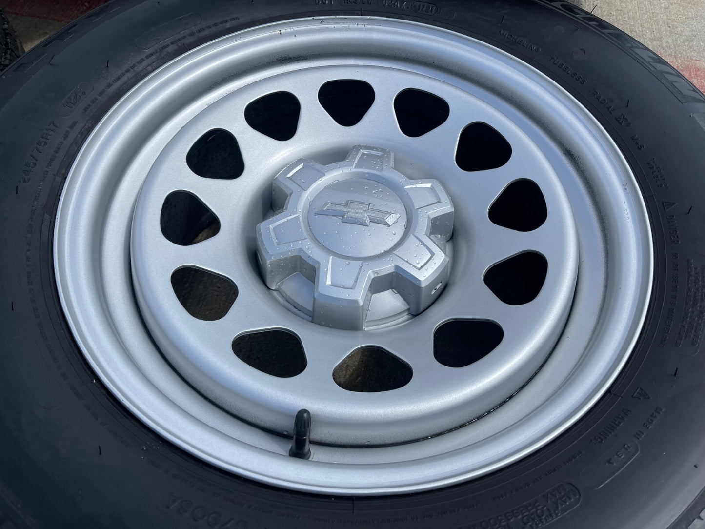 17" Chevy Silverado Sierra OEM wheels rims Tahoe Colorado 8130 Canyon MICHELIN