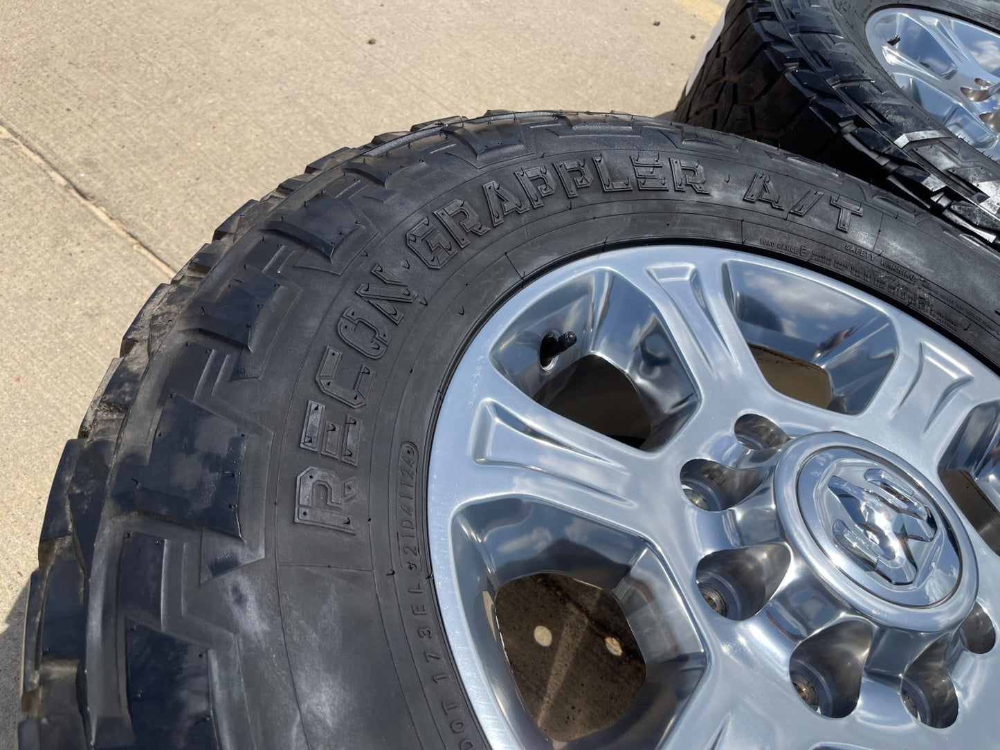 18" Ram 2500 3500 Laramie Power Wagon OEM wheels rims 2692 SET NITRO 34"